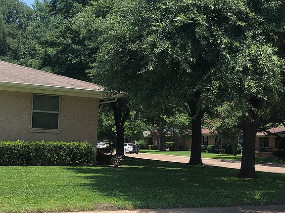 2nd image of 1615 Hill Ln