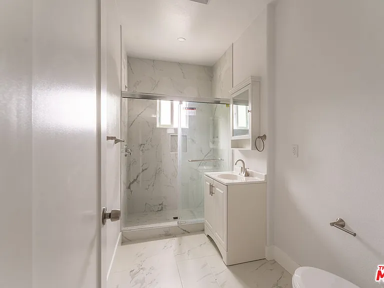 1519 W 30th St #1 — Photo 12