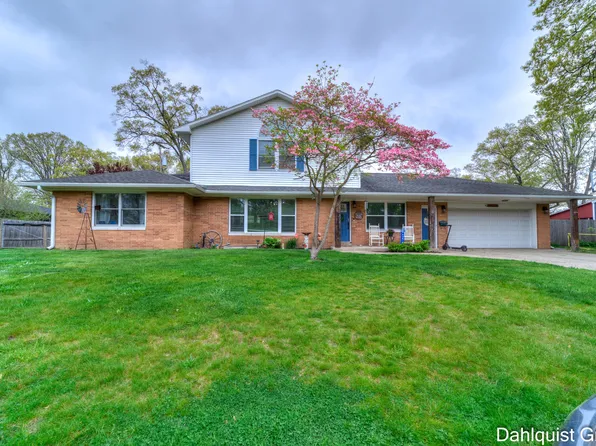 622 Pinewood Rd, Muskegon, MI 49445