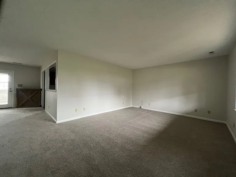 1403 Broadview Cir — Photo 2