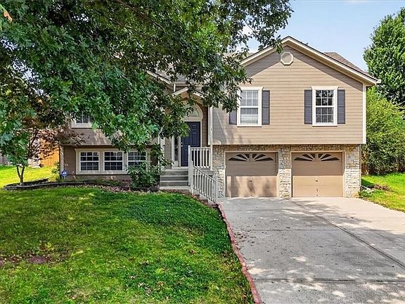 4th image of 524 NE Topaz Dr