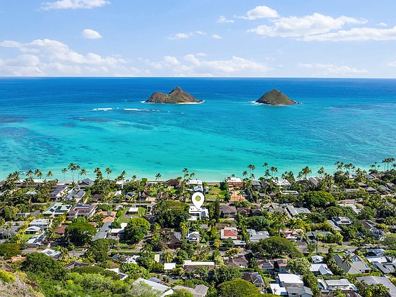 The home is situated directly across from the beautiful Mokulua Islands