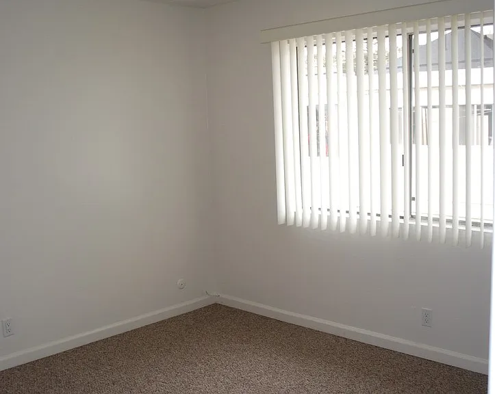 135-153 S Hemlock St — Photo 7