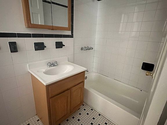 5th image of 40 Woodruff Ave APT 109