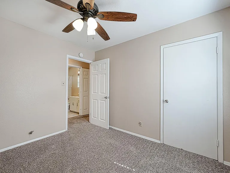 4906 Gladeview Dr — Photo 8