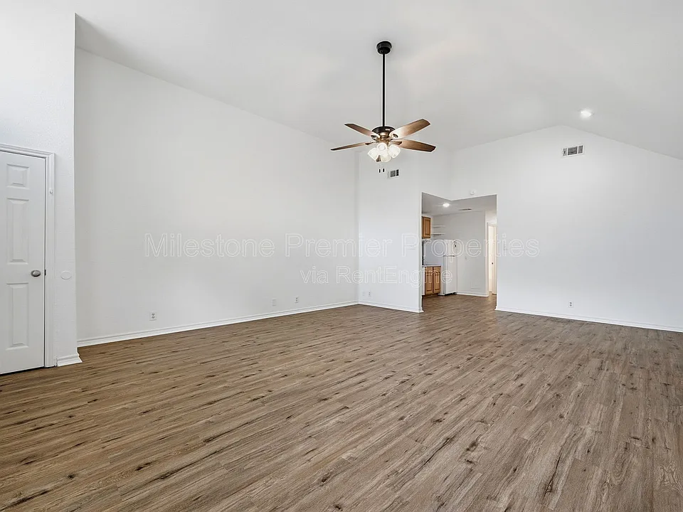 906 W Houston St