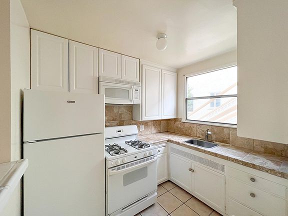 5th image of 1025 Loring St