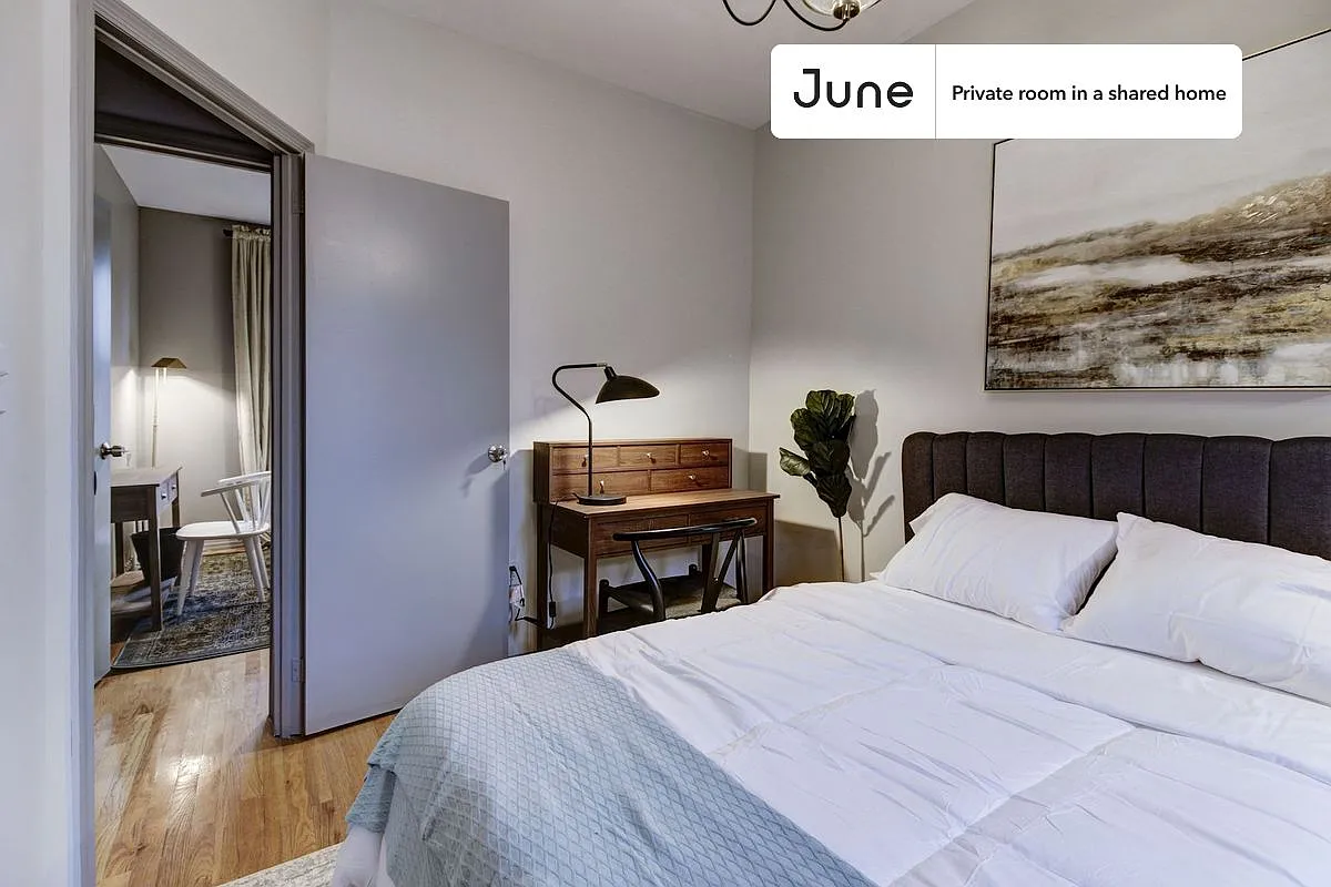 Queen bedroom in 4 bed/1 bath home in Hamilton Heights #165 D — Photo 2