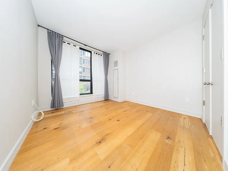 540 W 28th St #2D — Photo 10