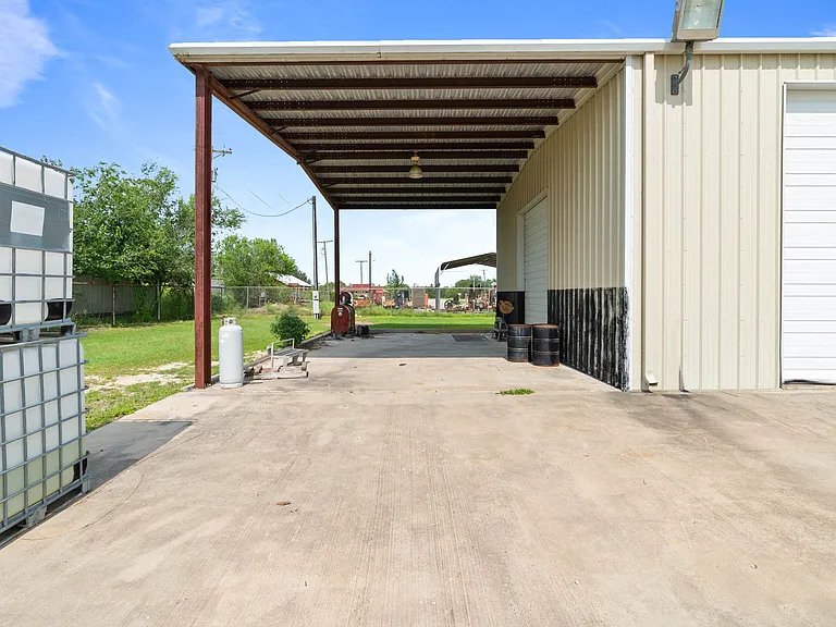 2404 S US Highway 281 #1 — Photo 16