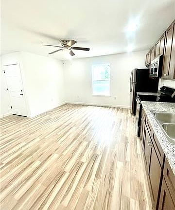 4th image of 2232 Franklin Ave #A