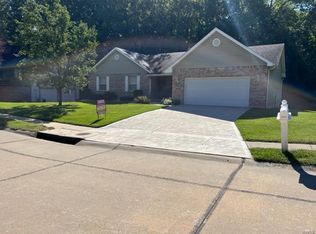 1028 Picardy Ln, Saint Charles, MO