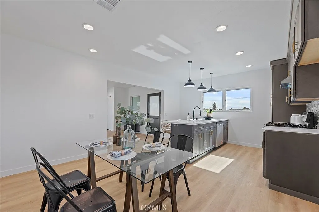 2 bed, 2.5 bath, 1400 sqft, $3,270 — Photo 4