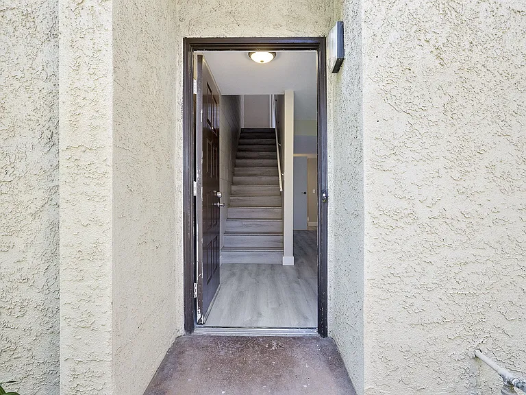 Riverwoods Apartments — Photo 15