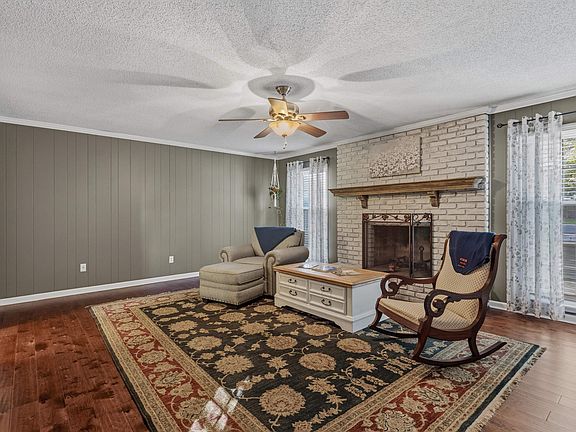 3rd image of 115 W Powell Rd