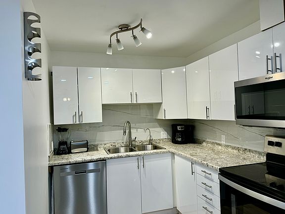 5th image of 622 SE 2nd Ave #622