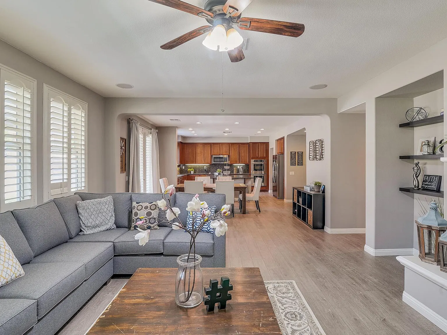5 bed, 4.5 bath, 4522 sqft, $7,600 — Photo 3