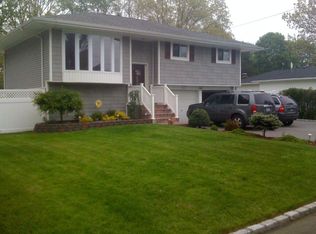 9 Glasgow Ave, Deer Park, NY 11729