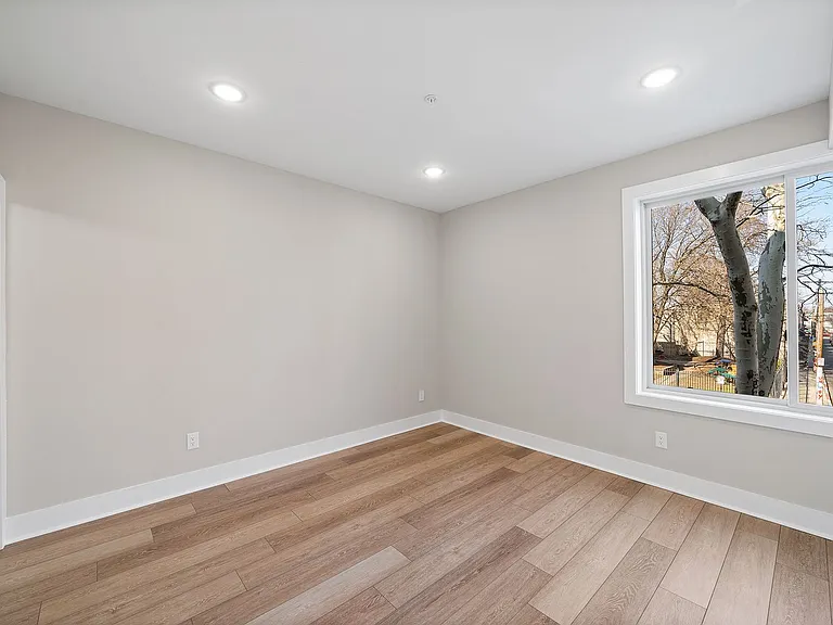 Gorgeous New Diamond St Construction Boasting Luxury Finishes — Photo 50