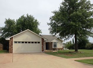 1112 Price Dr, Moore, OK 73160