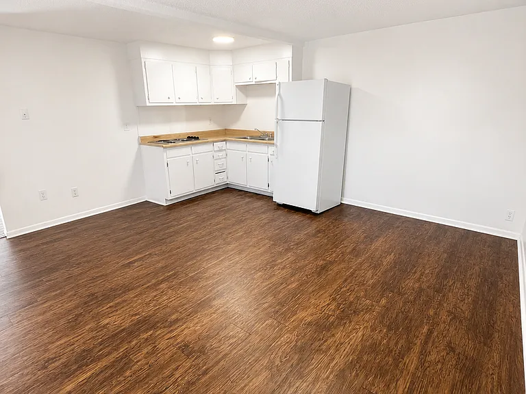 400 W Main St #3 — Photo 2