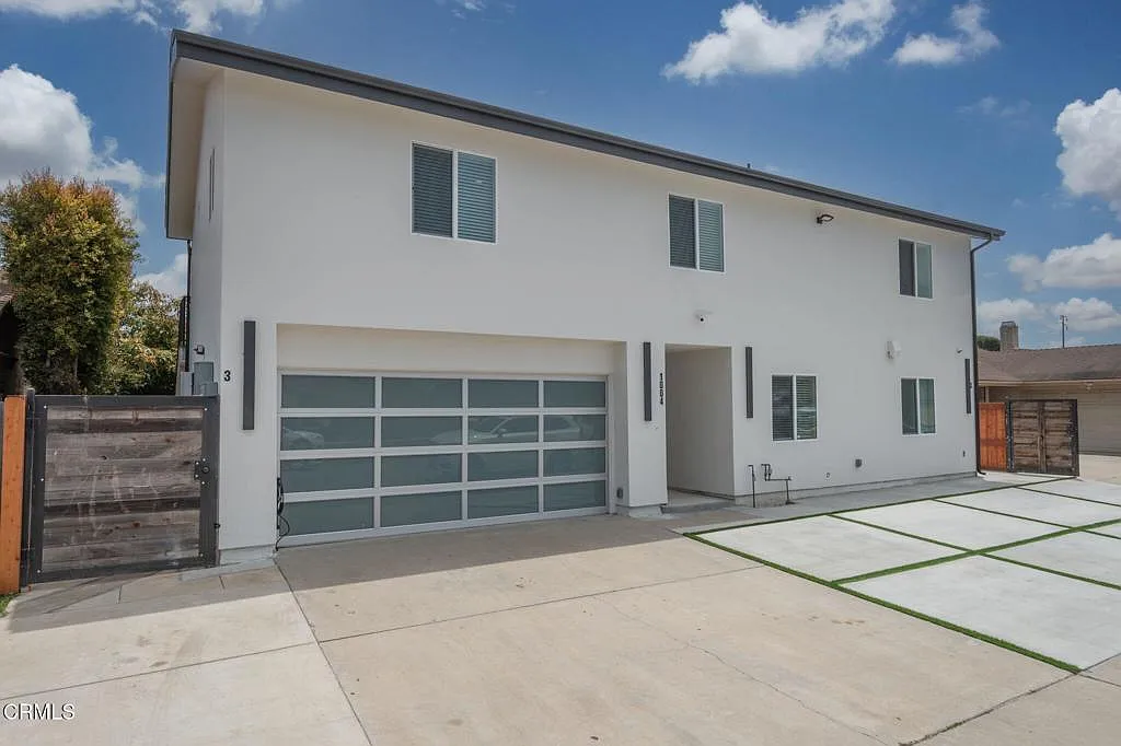 2 bed, 2.0 bath, 914 sqft, $3,075 — Photo 1