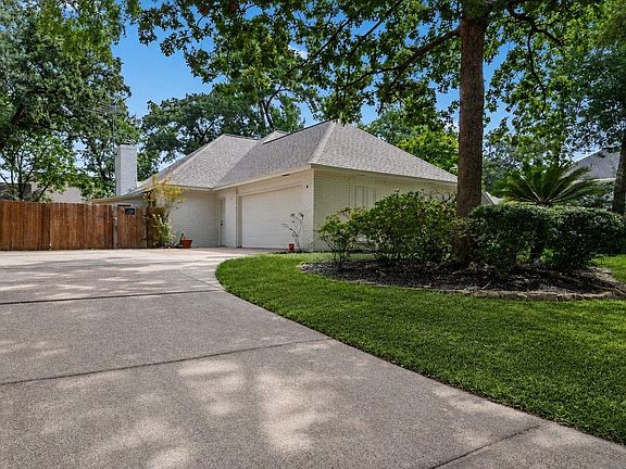 3rd image of 18 Windsor Dr