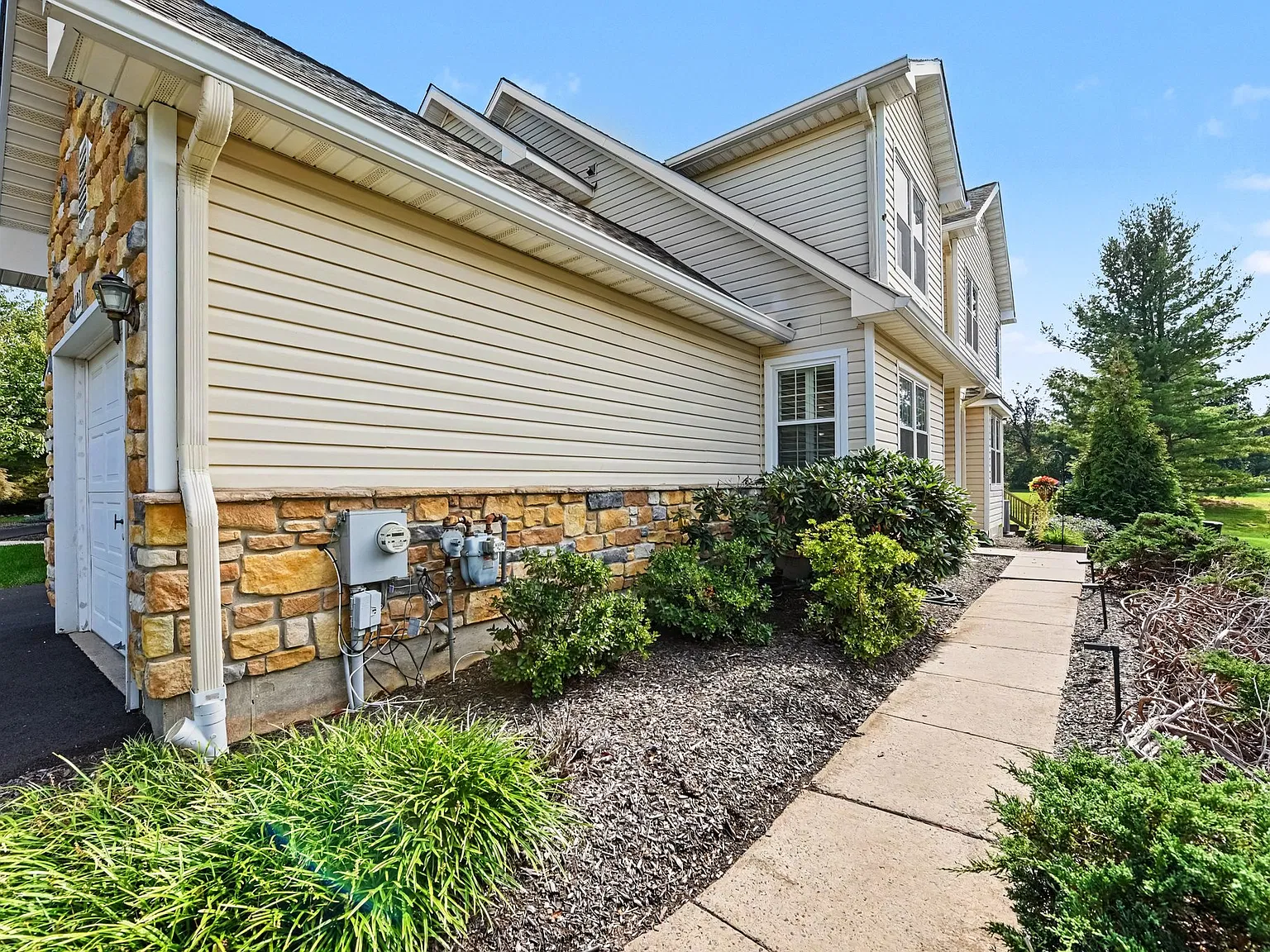 3 bed, 2.5 bath, 2390 sqft, $4,400 — Photo 4