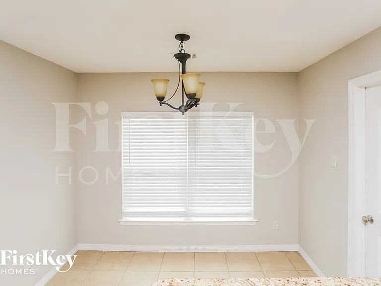 104 Abbey Rd — Photo 4