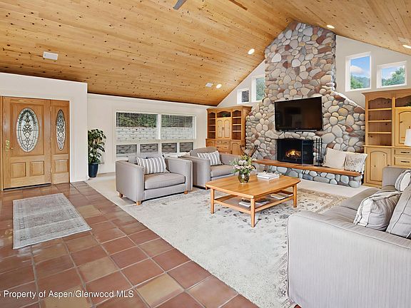 4th image of 703 Silver Oak Dr