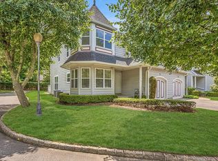 11 Parkridge Ct, Huntington, NY 11743