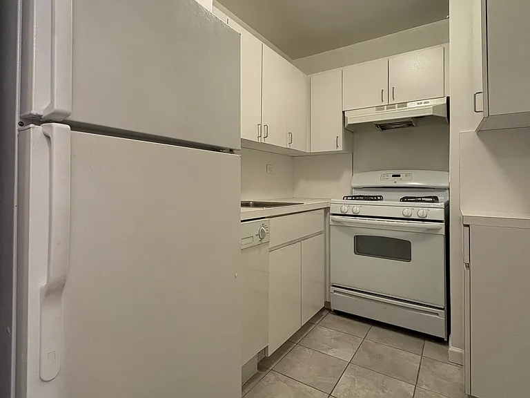 435 W 57th St #10S — Photo 5
