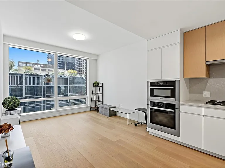 877 Francisco — Photo 4