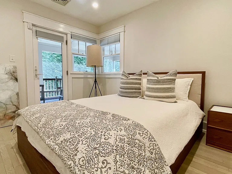 16 Roxbury Ln — Photo 9