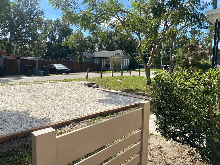 Page Ave — Photo 19