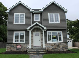 25 Alice Rd, West Islip, NY 11795