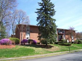 6 Crescent Dr APT 1, Andover, MA 01810