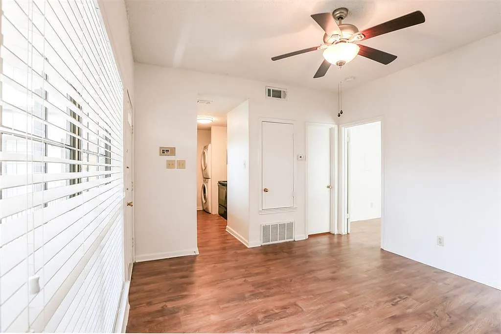 Building Photo - 912 W 22nd St #106