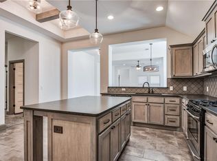 2 Carat Dr, Yukon, OK 73099