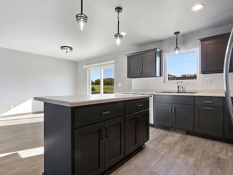 635 Diversity Dr — Photo 18