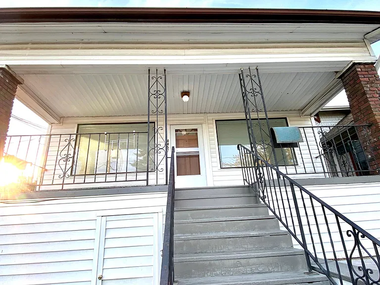 4457 Whitman Ave N — Photo 2