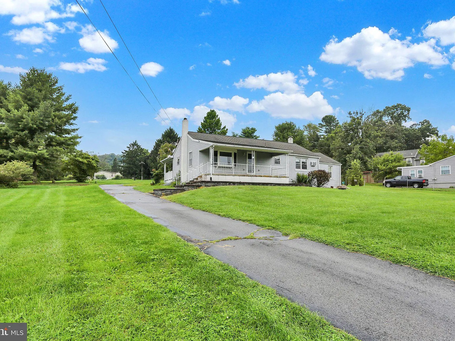 3 bed, 1.0 bath, 1056 sqft, $1,850 — Photo 4