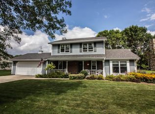 9212 W Stanford Ct, Mequon, WI 53097
