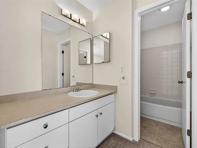 4843 Napoli Ct NE — Photo 16