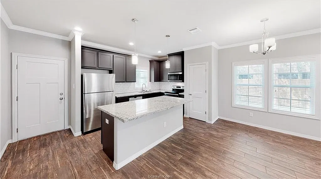 5 bed, 5.5 bath, 2192 sqft, $4,400 — Photo 4