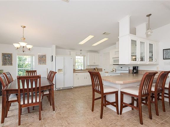 5th image of 616 Hawaii Ct