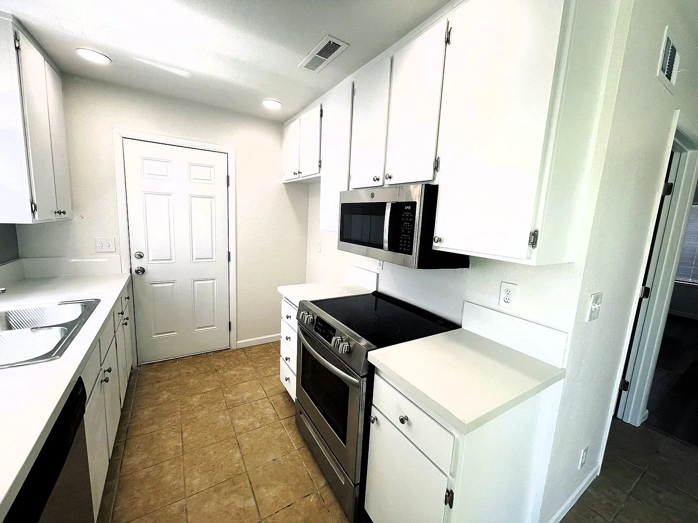 Completely Updated Roseville Townhouse available NOW — Photo 3