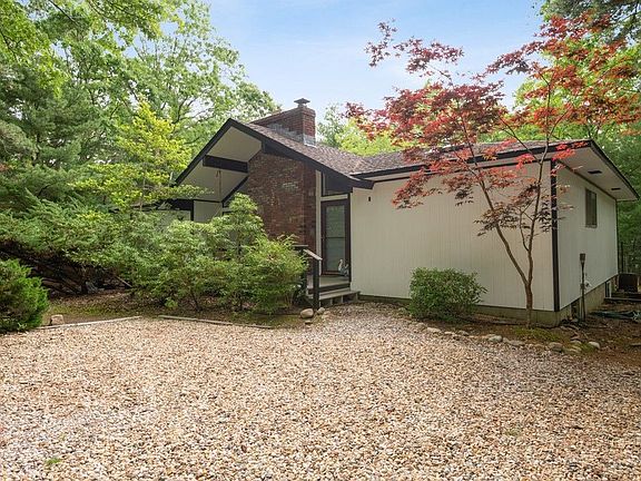3rd image of 5 Shorewood Dr