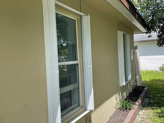 5th image of 1200 SW 37th Ave #2