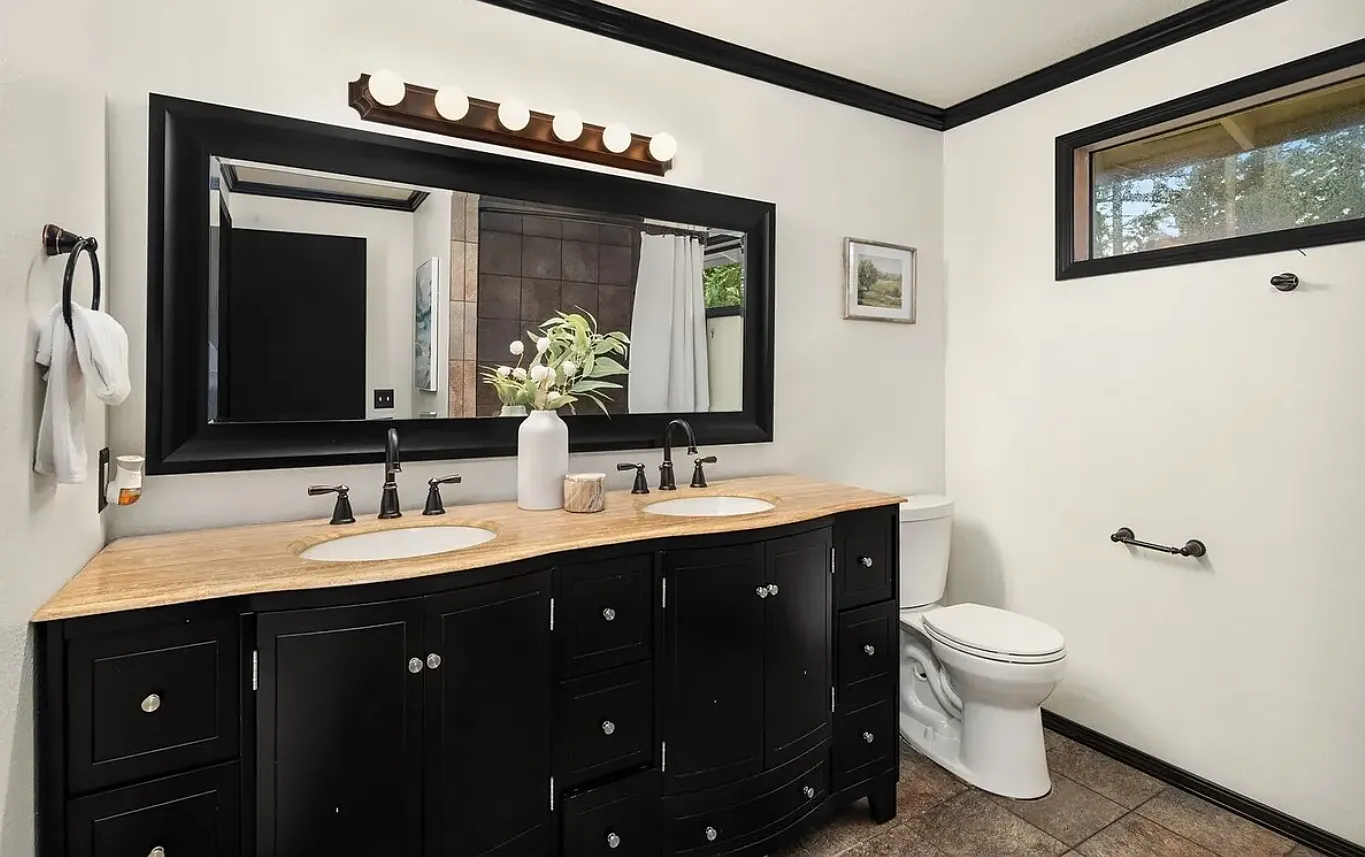 4 bed, 2640 sqft, $4,350 — Photo 3